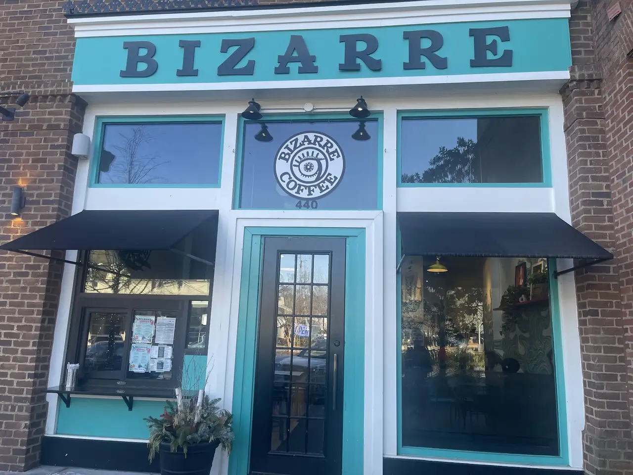 Bizarre Coffee, outside